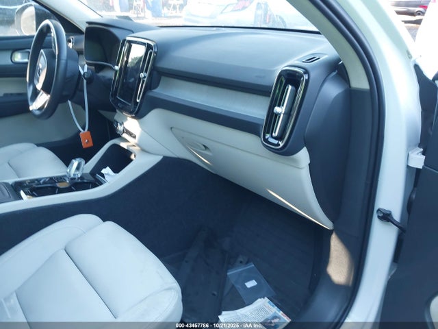 2024 VOLVO XC40 YV4L12UM5R2340682 Photo 4