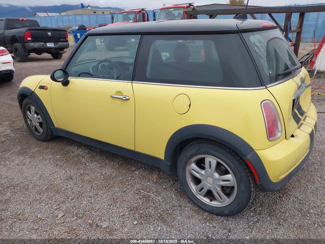 2006 MINI COOPER WMWRC33596TJ74063 Photo 2