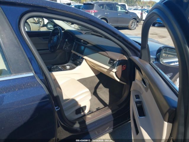 2016 JAGUAR XF SAJBK4BV2GCY19251 Photo 4