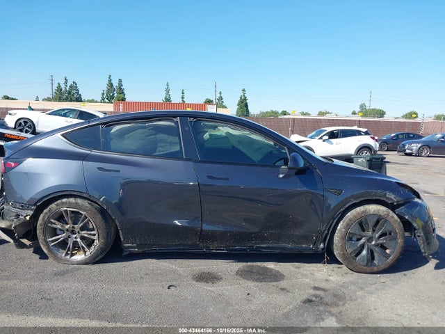 Tesla Model Y 2024 7SAYGDED2RF182142 Image 13