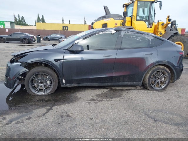 Tesla Model Y 2024 7SAYGDED2RF182142 Image 14