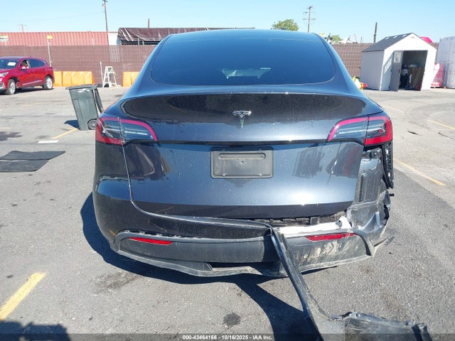 Tesla Model Y 2024 7SAYGDED2RF182142 Image 16