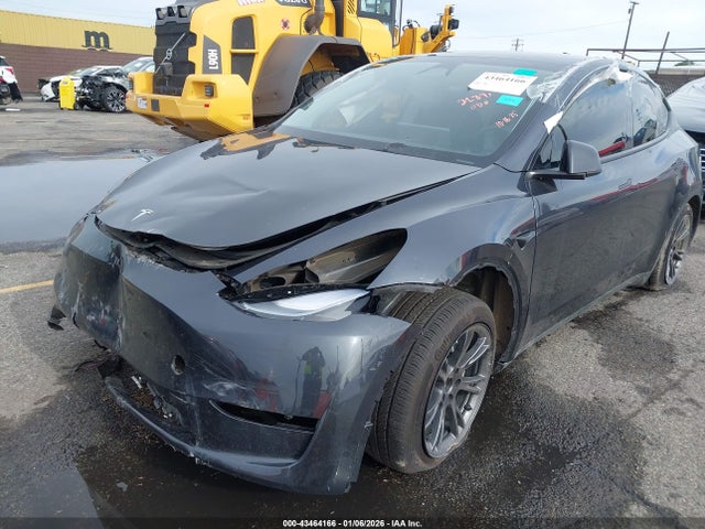 2024 TESLA MODEL Y 7SAYGDED2RF182142 Photo 1