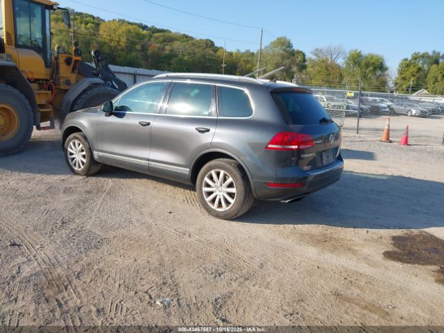 2011 VOLKSWAGEN TOUAREG WVGFF9BP5BD000932 Photo 2