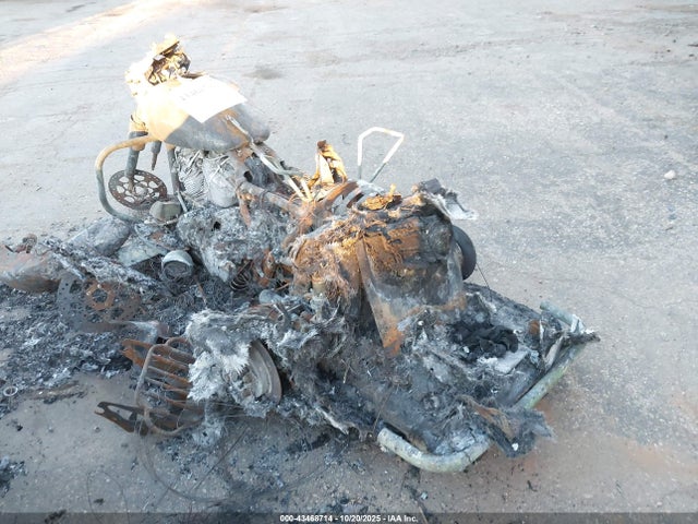 2022 HARLEY-DAVIDSON FLHTCUTG 1HD1MAF15NB851560 Photo 2