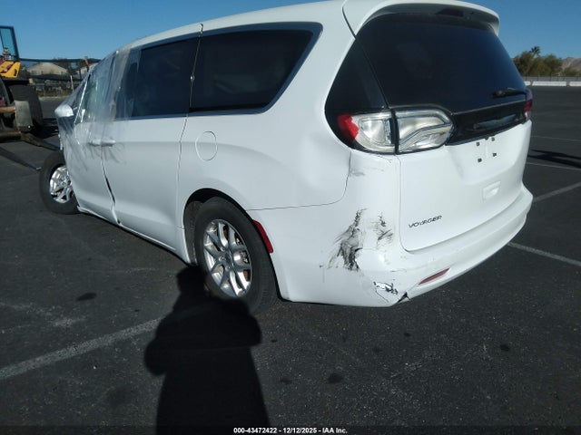 2022 CHRYSLER VOYAGER 2C4RC1CG3NR160139 Photo 2