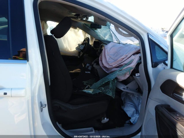 2022 CHRYSLER VOYAGER 2C4RC1CG3NR160139 Photo 4