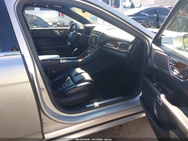 1LN6L9SP1H5608586 Lincoln Continental Select