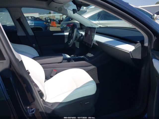 2025 TESLA MODEL Y 7SAYGDEE9SF248703 Photo 4
