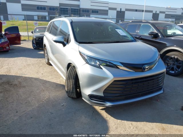 2022 TOYOTA SIENNA 5TDKRKEC7NS098087