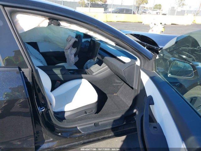 2025 TESLA MODEL 3 5YJ3E1EBXSF048995 Photo 4