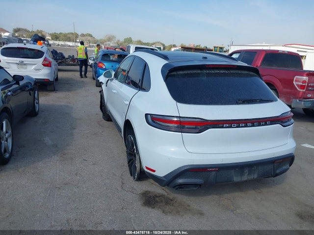 2022 PORSCHE MACAN WP1AA2A51NLB03505 Photo 2