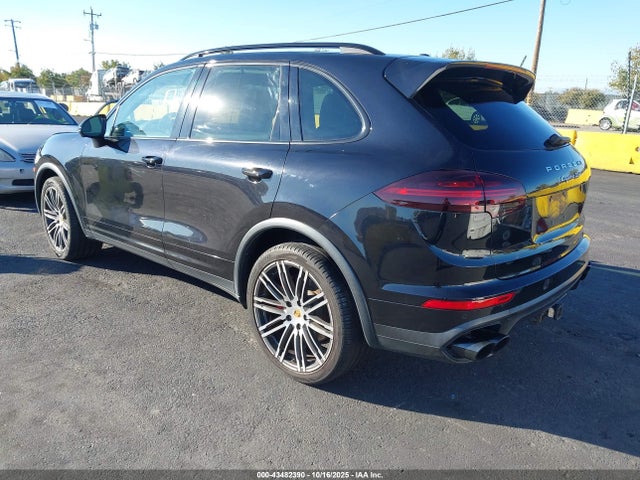 2016 PORSCHE CAYENNE WP1AC2A29GLA89324 Photo 2