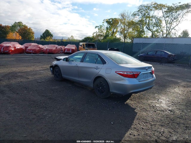 2015 TOYOTA CAMRY 4T4BF1FK6FR463818 Photo 2