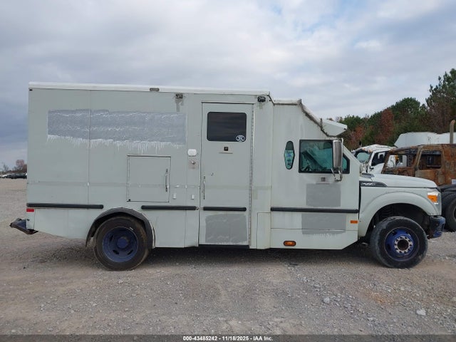 Ford F-550 Chassis Xl 2015 1FDAF5GT9FEC17408 Image 13