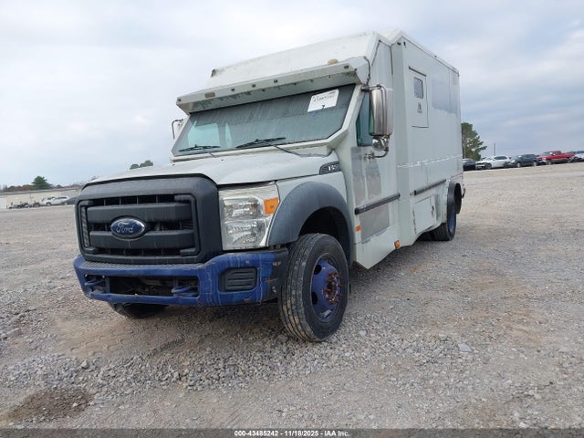 Ford F-550 Chassis Xl 2015 1FDAF5GT9FEC17408 Image 2