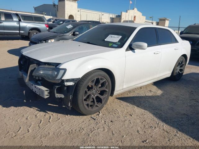 2019 CHRYSLER 300 2C3CCABG5KH682736 Photo 1