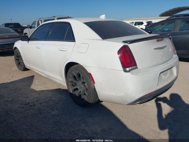 2019 CHRYSLER 300 2C3CCABG5KH682736 Photo 2
