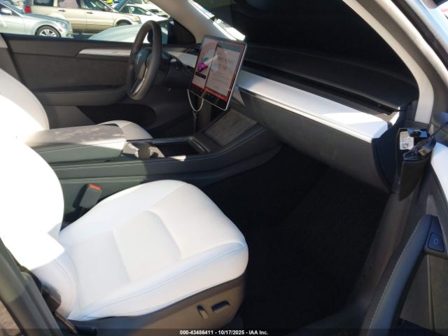 2025 TESLA MODEL Y 7SAYGDED5SF231470 Photo 4
