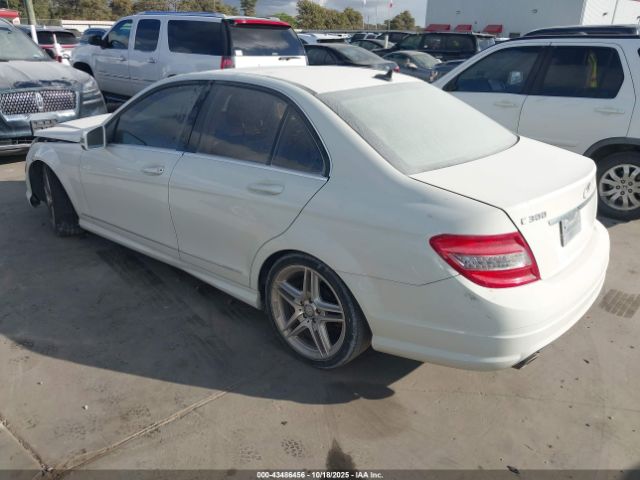 2011 MERCEDES-BENZ C 300 WDDGF5EB8BF629872 Photo 2