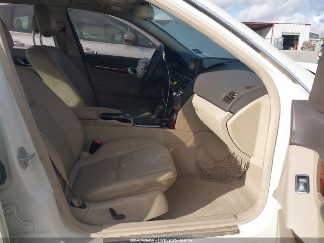 2011 MERCEDES-BENZ C 300 WDDGF5EB8BF629872 Photo 4