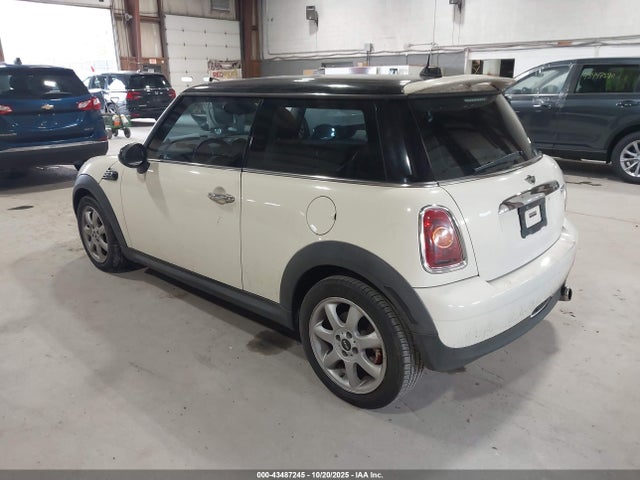 2009 MINI COOPER WMWMF33569TW71335 Photo 2