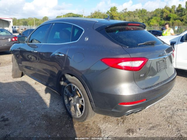 2018 MASERATI LEVANTE ZN661XUL2JX259830 Photo 2