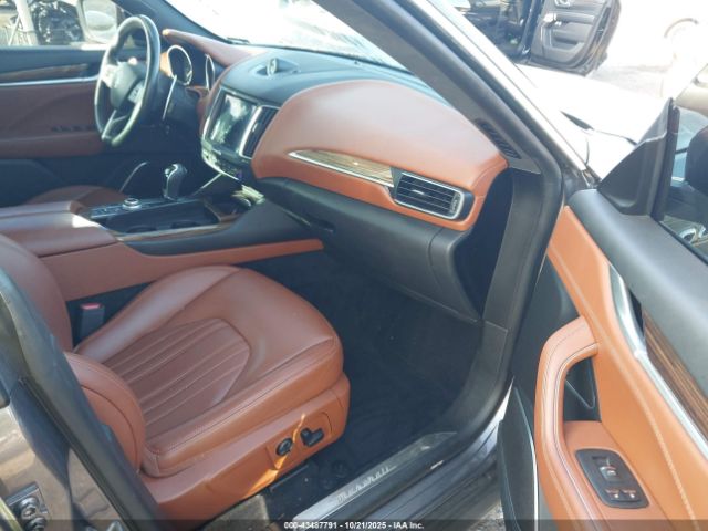 2018 MASERATI LEVANTE ZN661XUL2JX259830 Photo 4