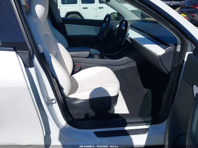 2021 TESLA MODEL Y 5YJYGDEE8MF070945 Photo 4