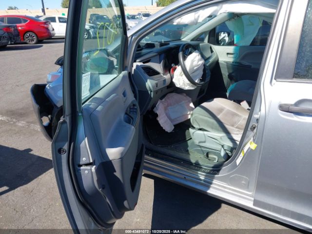 2017 TOYOTA SIENNA 5TDZZ3DC6HS841980 Photo 4