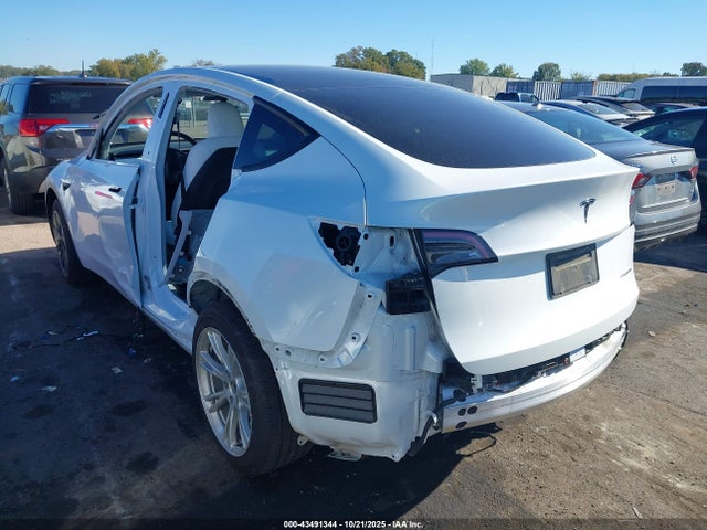 2023 TESLA MODEL Y 7SAYGDEE0PF628763 Photo 2