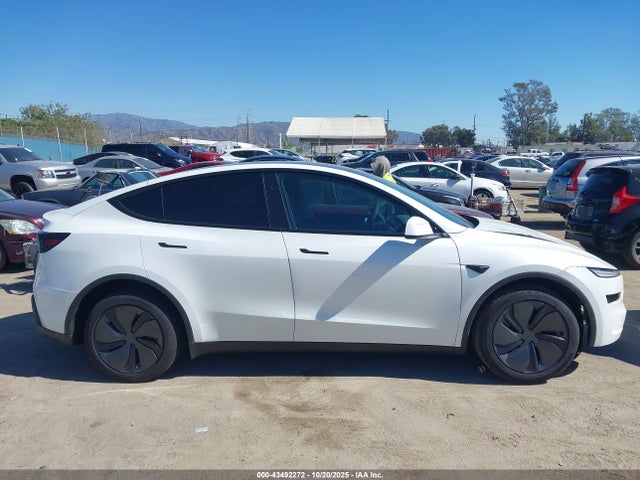 Tesla Model Y 2026 7SAYGDED2TF389511 Image 13