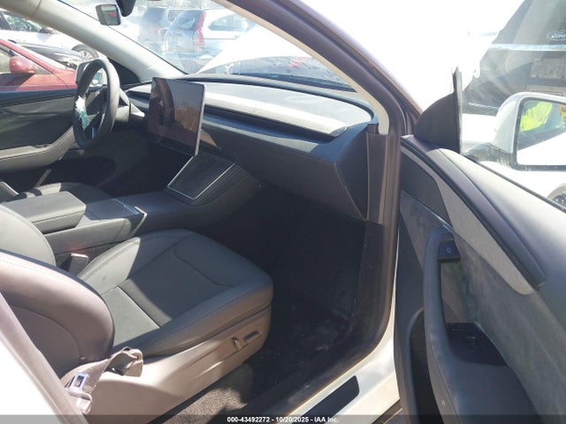 Tesla Model Y 2026 7SAYGDED2TF389511 Image 5