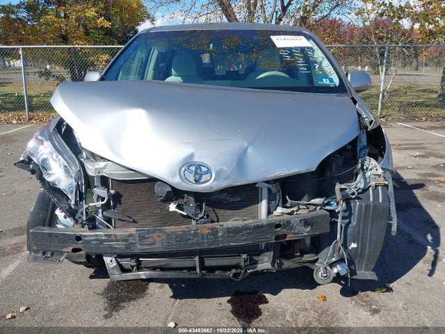 43492662 :رقم المزاد ، 5TDKK3DC8CS252105 vin ، 2012 Toyota Sienna Le V6 8 Passenger مزاد بيع