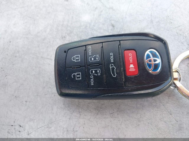 43492746 :رقم المزاد ، 5TDJRKEC7NS135845 vin ، 2022 Toyota Sienna Xle مزاد بيع