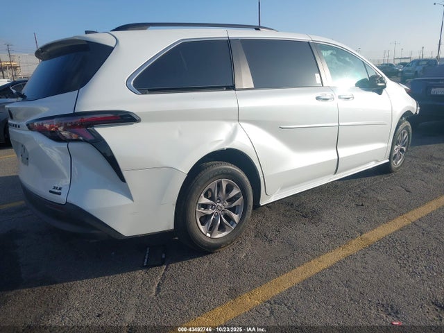 43492746 :رقم المزاد ، 5TDJRKEC7NS135845 vin ، 2022 Toyota Sienna Xle مزاد بيع