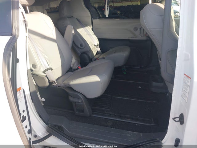 43492746 :رقم المزاد ، 5TDJRKEC7NS135845 vin ، 2022 Toyota Sienna Xle مزاد بيع
