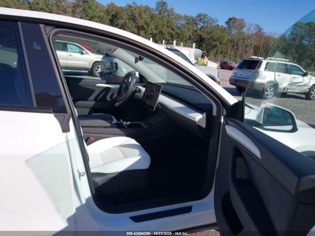 2024 TESLA MODEL Y 7SAYGDED6RA325431 Photo 4