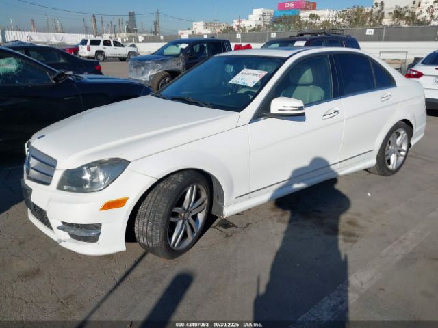 2013 MERCEDES-BENZ C 250 WDDGF4HB6DG017592 Photo 1