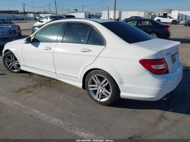 2013 MERCEDES-BENZ C 250 WDDGF4HB6DG017592 Photo 2