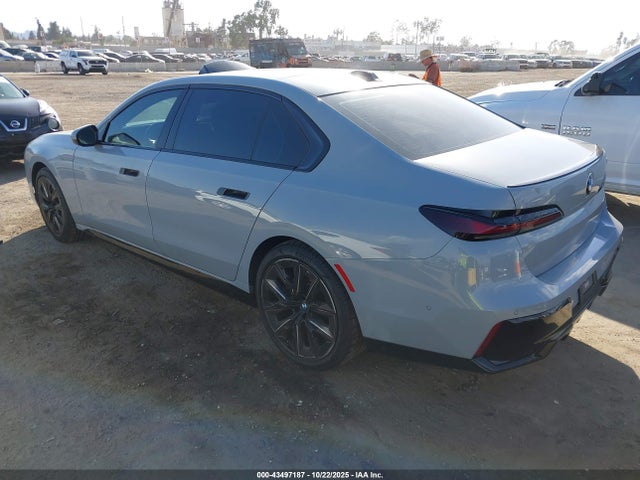 2023 BMW 740 WBA23EH05PCM56633 Photo 2