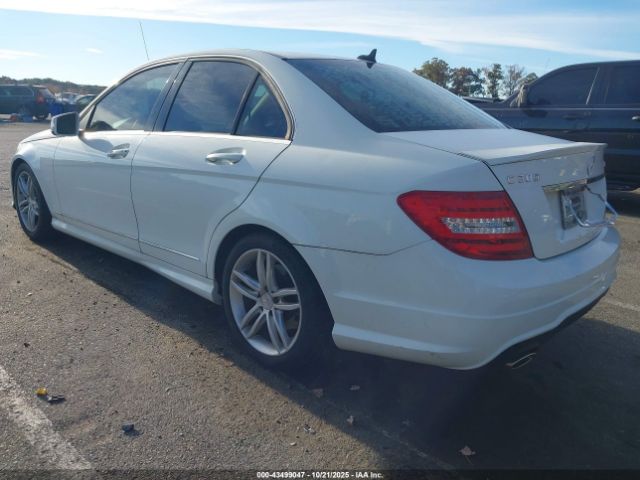 2012 MERCEDES-BENZ C 300 WDDGF8BB0CR225339 Photo 2