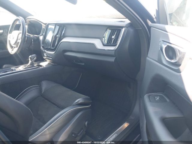 2018 VOLVO XC60 LYV102RM4JB097519 Photo 4