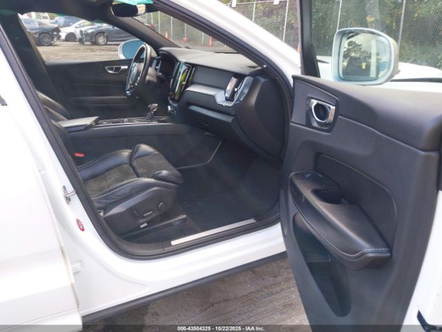 2018 VOLVO XC60 YV4A22RMXJ1094896 Photo 4