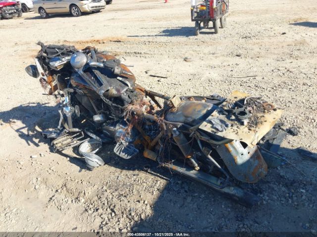 2011 HARLEY-DAVIDSON FLHTCU 1HD1FC417BB639912 Photo 2