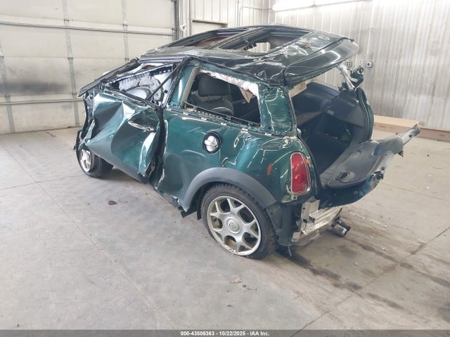 2006 MINI COOPER S WMWRE33586TN27595 Photo 2