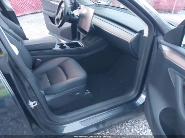 2025 TESLA MODEL Y 7SAYGDEE7SF307215 Photo 4