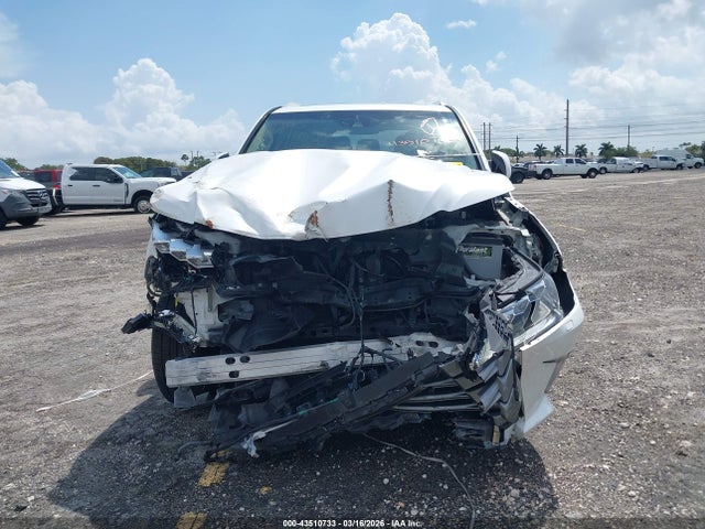 JTJDY7AX8M4335663 Lexus Lx 570 Three-row