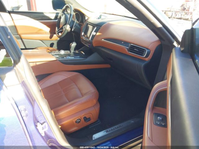 2017 MASERATI LEVANTE ZN661YUS6HX239362 Photo 4