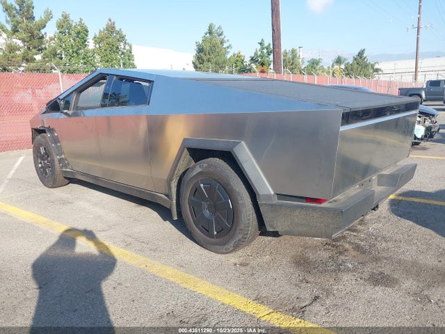 2025 TESLA CYBERTRUCK 7G2CEHED9SA067333 Photo 2